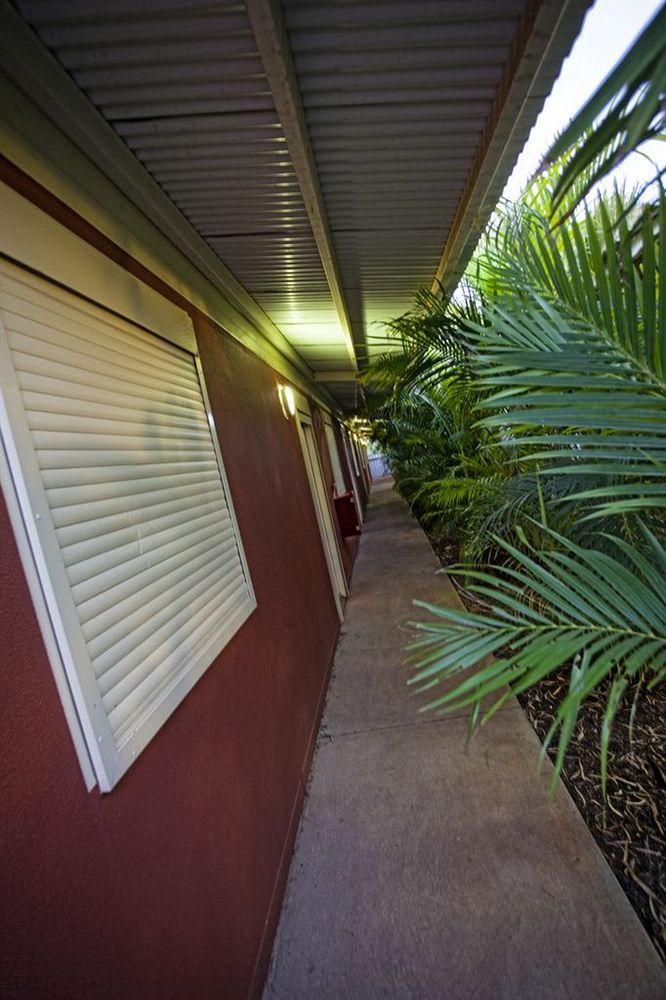 Cattrall Park Motel Karratha Exteriör bild